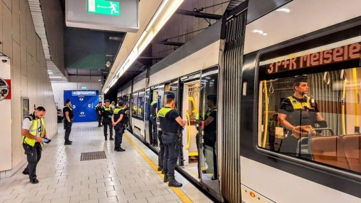 Politie houdt actie in premetrostation Schijnpoort: “Tien personen die illegaal in ons land verblijven gearresteerd”