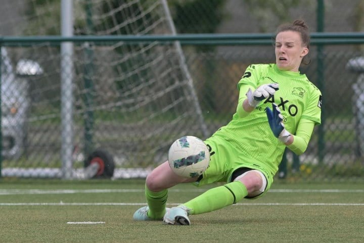 Ondanks twee nipte nederlagen tegen Genk mikt Yana Lissens met Essevee Women nog op tweede plaats in Play-off 2: “Mooi slot aan complex seizoen breien”