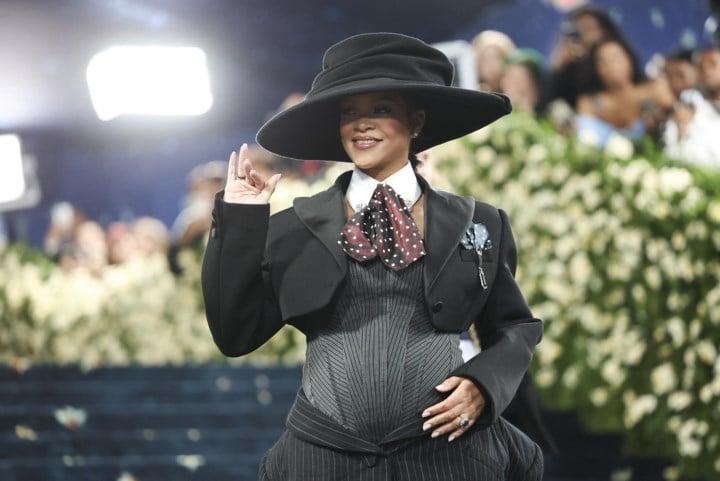 Een babybuik, paraplu’s en streepjes: dit waren de opvallendste outfits van het Met Gala 2025