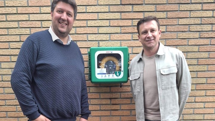 AED-toestel aan buitenzijde sporthal Laakdal is dag en nacht beschikbaar