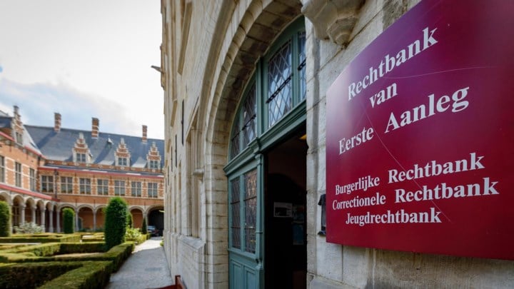 Vier jaar cel voor zeventiger die misbruik maakt van transman en er klanten voor ronselde: “Hij had beter moeten weten”
