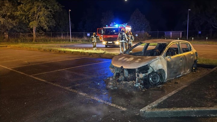 Wagen volledig uitgebrand op parking ZAS Middelheim: “Brandstichting niet uitgesloten”