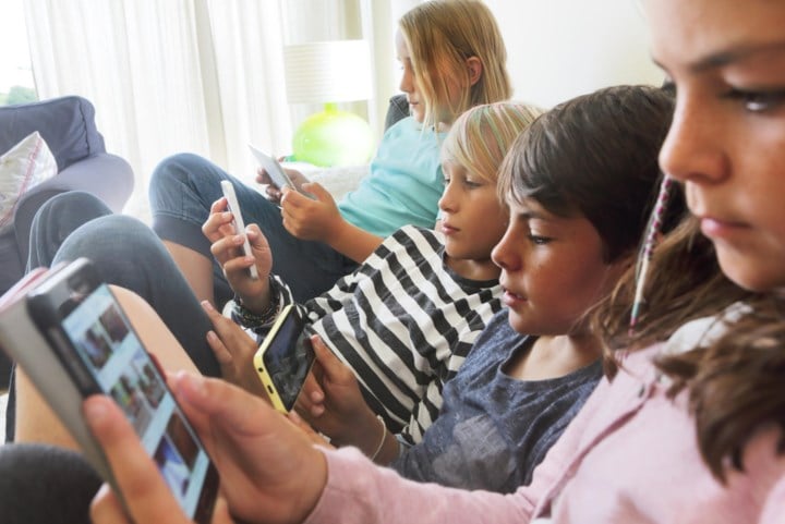 Bekende Belgische experts vragen verbod op sociale media onder de 16 jaar: “Dringend actie nodig”