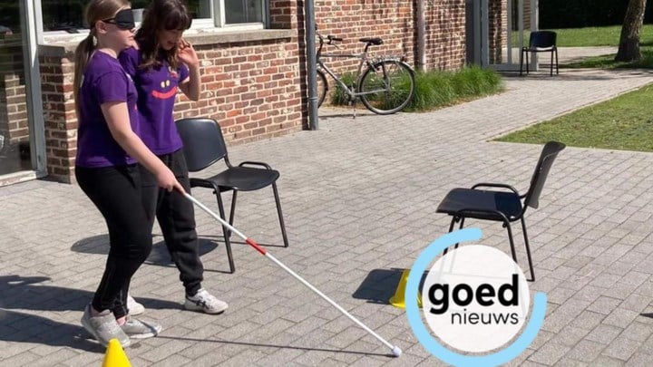 Schoolkinderen ervaren hoe moeilijk het is om je te verplaatsen met een witte stok of rolstoel