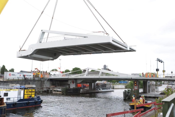 Meulestedebrug kreeg vanochtend een nieuwe brughelft: tegen de zomer van 2026 moet alles af zijn