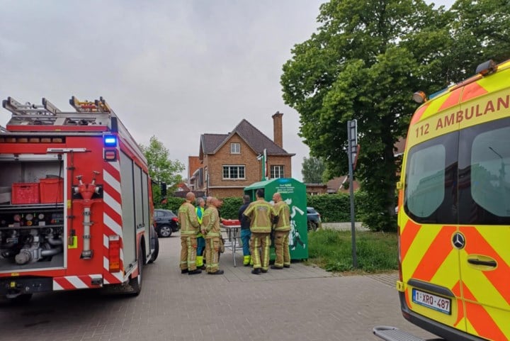 Man zit met hoofd vast in kledingcontainer, brandweer kan hem uit benarde situatie halen