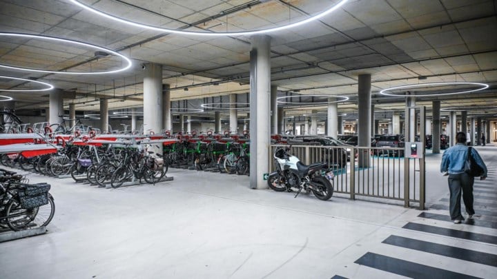 Nieuwe uitbater gaat parking onder Quartier Bleu afsluiten voor daklozen, tarieven blijven dezelfde