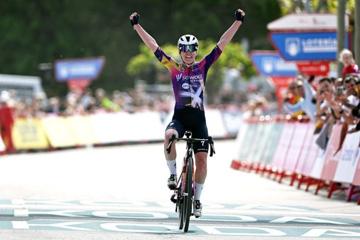 De eerste overwinning sinds haar comeback: Anna van der Breggen pakt haar moment in de Vuelta Femenina