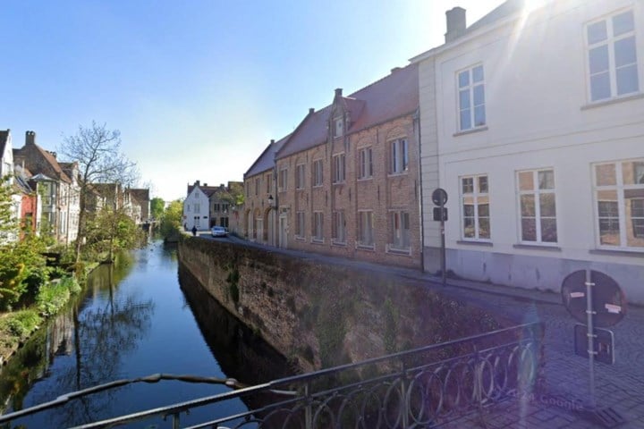 Bruggeling (35) valt meters diep en belandt in ijskoud water: “Met onderkoelingsverschijnselen naar ziekenhuis”