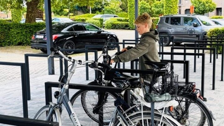 Nieuwe fietsenstalling in Pulderbos-Dorp is af, gemeente vraagt fietsers om oude rekken niet meer te gebruiken