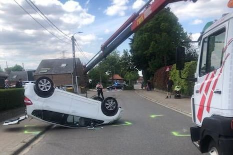 Wagen belandt op dak na botsing met geparkeerde wagen: geen gewonden