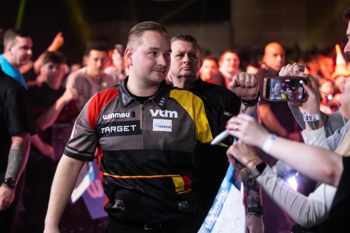 Minstens twee maanden zonder wedstrijd: Dimitri Van den Bergh past ook voor dartstoernooien in mei