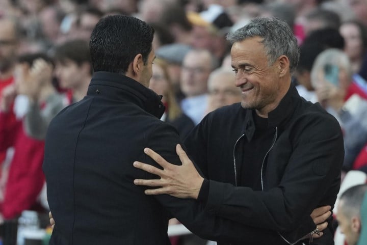 Mikel Arteta noemt Arsenal de beste, zowel tegen PSG als in de hele Champions League, Luis Enrique (PSG) is het daar niet mee eens
