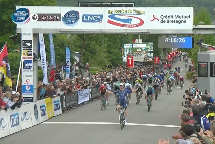 Lewis Askey neemt na veel ereplaatsen eerste profzege in Boucles de l’Aulne