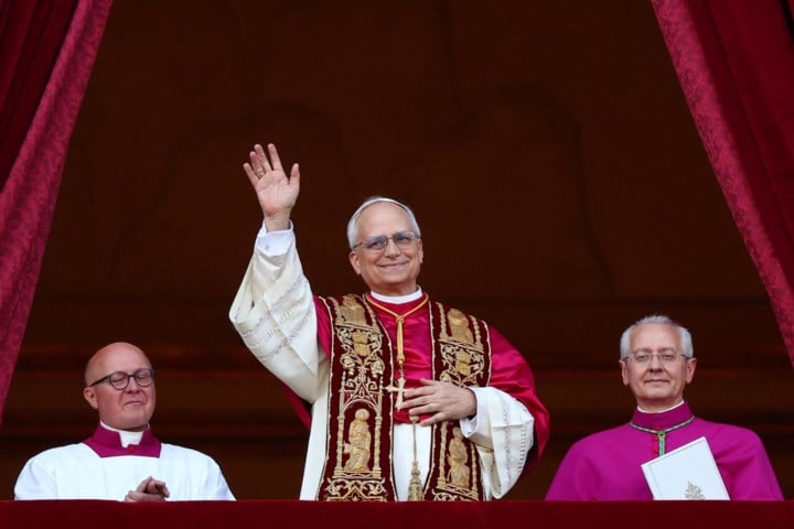 LIVE. Robert Prevost is eerste Amerikaanse paus ooit en kiest naam Leo XIV - Nieuwe paus eert voorganger Franciscus tijdens toespraak