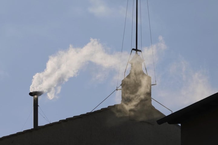 LIVE CONCLAAF. Nieuwe paus gekozen: witte rook uit de schoorsteen boven Sixtijnse Kapel na vierde stemronde