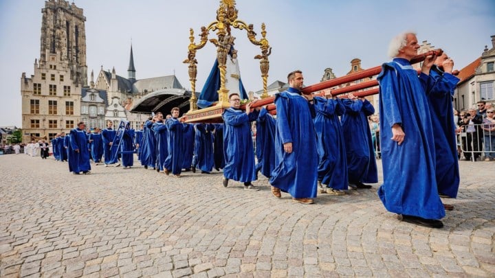 Beelddragers Hanswijkprocessie zijn nog op zoek naar extra sterke schouders: “Iedereen is welkom, maar liefst mensen van minstens 1,70 meter groot”