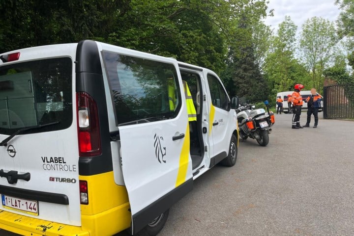 Bestuurder met openstaande gevangenisstraf en levenslang rijverbod vlucht weg bij controle en botst bij achtervolging