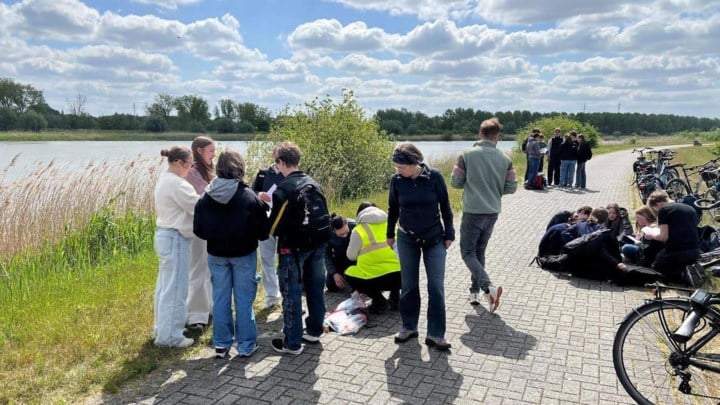 Vierde- en vijfdejaars atheneum Klein-Brabant ontvangen Duitse leerlingen en gaan op zoek naar microplastics in water van de Schelde