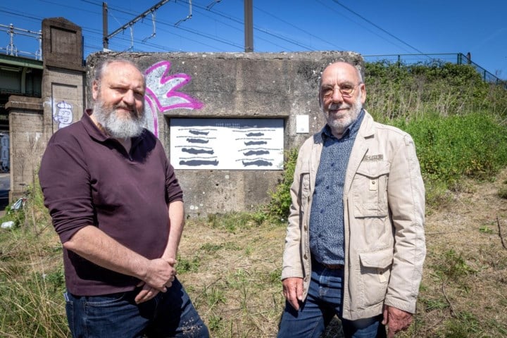 Littekens Boelaerbuurt herdenkt capitulatie nazi-Duitsland met struikelsteen voor verzetsheld en vredesgedicht: “Overal waar oorlogsdoden vallen, wordt steeds weer een zaadje van haat geplant”