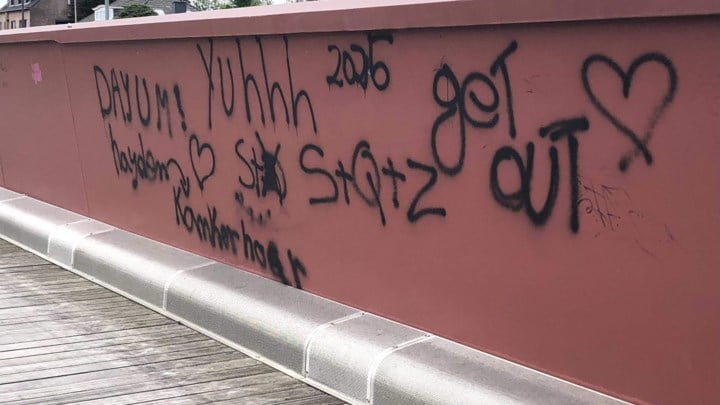 Vandalen bekladden brug over Albertkanaal in Vroenhoven met hakenkruizen en schunnige taal