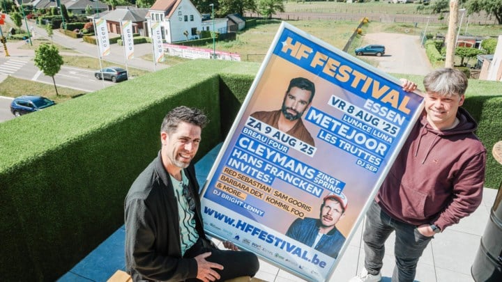 Hans Francken stelt affiche voor van HF Festival: “Mijn eerste optreden ooit was op hetzelfde free podium als Kommil Foo, nu staan ze eindelijk op ons festival”