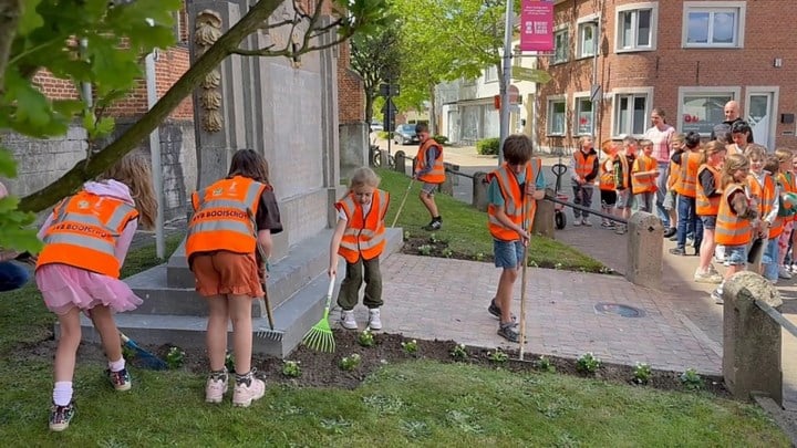 Basisschool aanvaardt peterschap van Booischots oorlogsmonument: “Vrijheid is niet vanzelf gegeven”