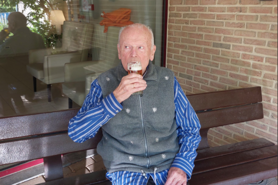 Leo (100) viert Victory Day net als 80 jaar geleden met frisse pint: “Smaakte naar vrijheid”