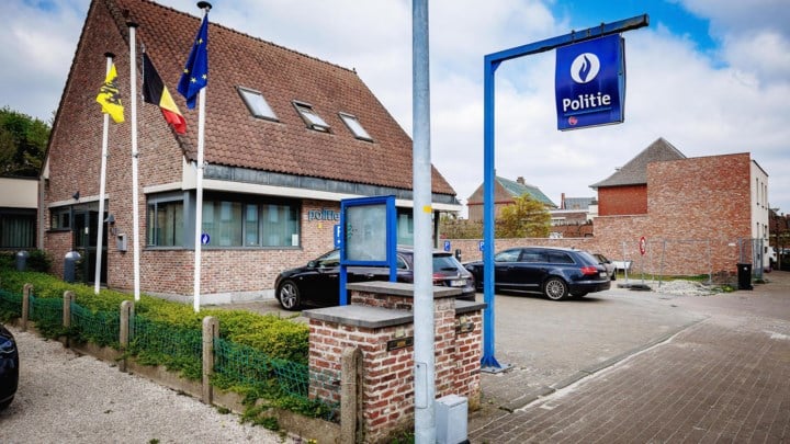 Voormalige politieman schuldig aan seksueel grensoverschrijdend gedrag en voyeurisme in commissariaat: man moet begeleiding volgen