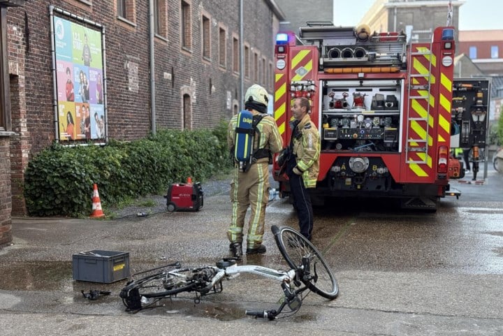 1.500 mensen preventief geëvacueerd uit Brugse school nadat fietsbatterij vuur vat