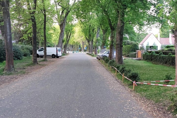 Verplichting om bermen ‘paaltjesvrij’ te maken, zet kwaad bloed in villawijken: “Maar zo minderen chauffeurs net snelheid”