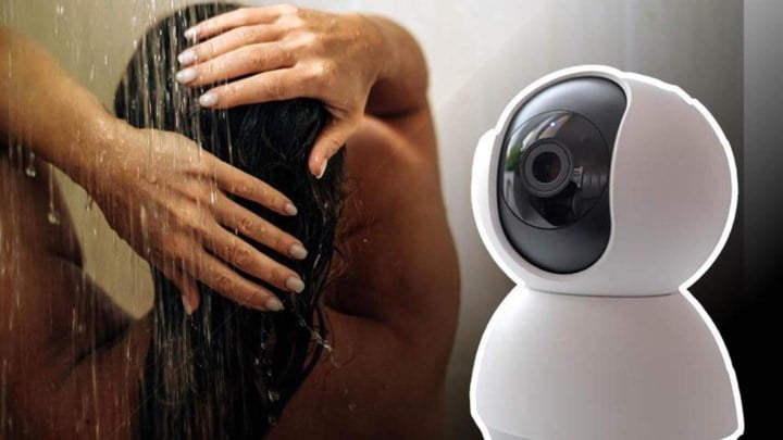 Vader bespiedt minderjarige zoon en zijn liefje met verborgen camera: “Gefilmd hoe 14-jarig meisje naar het toilet ging en in de douche stapte”