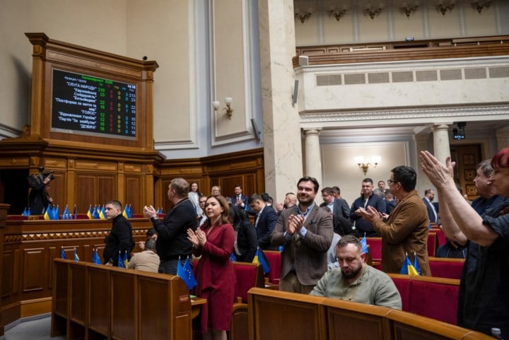 LIVE OORLOG IN OEKRAÏNE. Oekraïens parlement bekrachtigt “historische” grondstoffendeal met VS