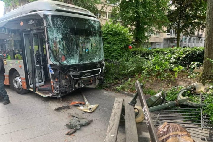 Negen gewonden bij aanrijding tussen wagen en bus in Brussel