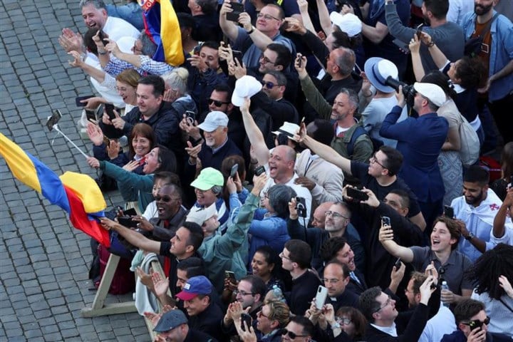 Witte rook in Sixtijnse Kapel: mensen door het dolle heen op Sint-Pietersplein