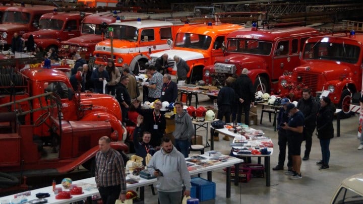 Brandweerdepot wordt voor een dag internationale beurs met brandweermaterialen : “Elke verzamelaar heeft wel iets uniek”