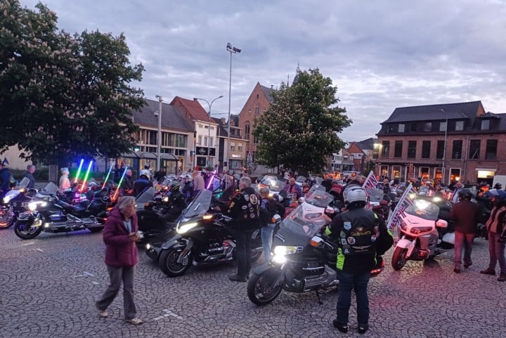 Verlichte Goldwings zorgen voor sfeer in het dorp: “Zaterdag is het grote publiek welkom”