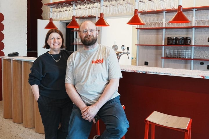 Sterrenchef opent nieuwe bistro in volksbuurt: “Soms wil je gewoon iets lekkers eten zonder je blauw te betalen”