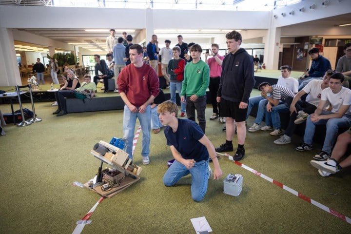 Met speelgoedspeer op docenten mikken: studenten UHasselt houden speciale competitie