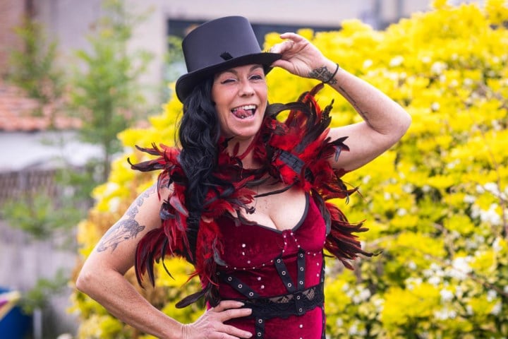 Zakenvrouw overdag, danseres na de uren: “Burlesque gaat niet over seks, maar over vrouwen die voluit vrouw durven zijn”