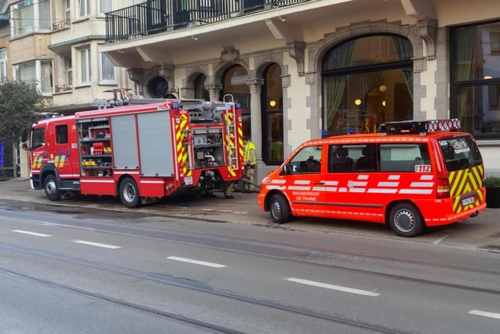 Hotel geëvacueerd na brand in kamer: één dame bevangen door rook