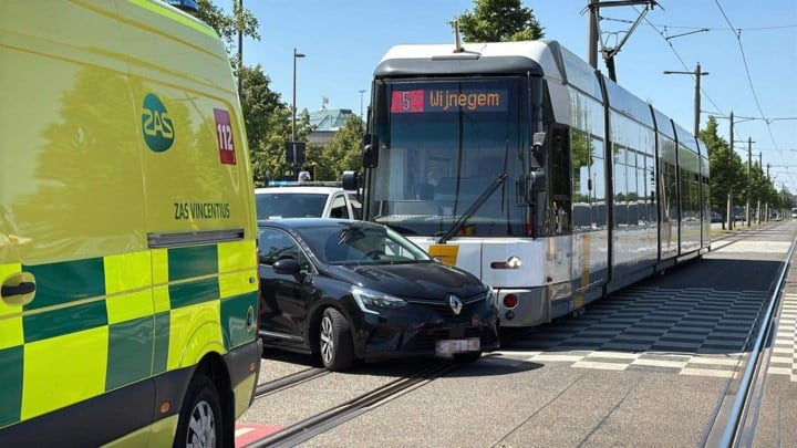 Wagen gegrepen door tram bij manoeuvre in Wijnegem: bestuurder lichtgewond