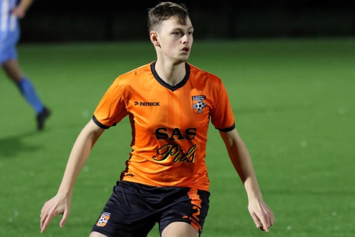 Na behoud met B-ploeg wil Jarne Wydoodt ook promoveren met Sassport Boezinge A: “Marc Overmars weet dat ik voetbal”