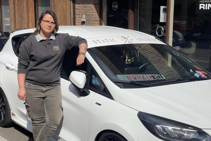 Getunede auto van Jana (30) gevandaliseerd: “Het doet enorm veel pijn, deze wagen heeft een grote emotionele waarde”