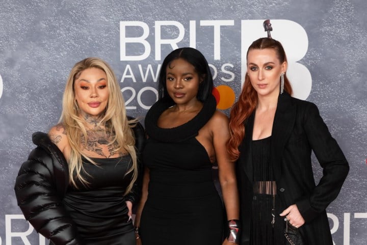 Sugababes-zangeres beschuldigt ex-vriend van jarenlange mishandeling: “Hij stond zelfs niet toe dat ze rode lippenstift droeg”