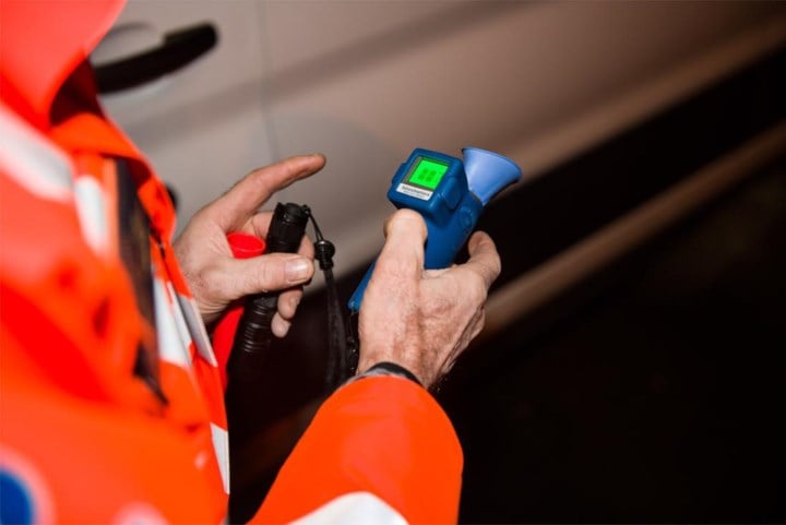 Man onder invloed negeert bevel van de politie wanneer hij met step straat wil inrijden