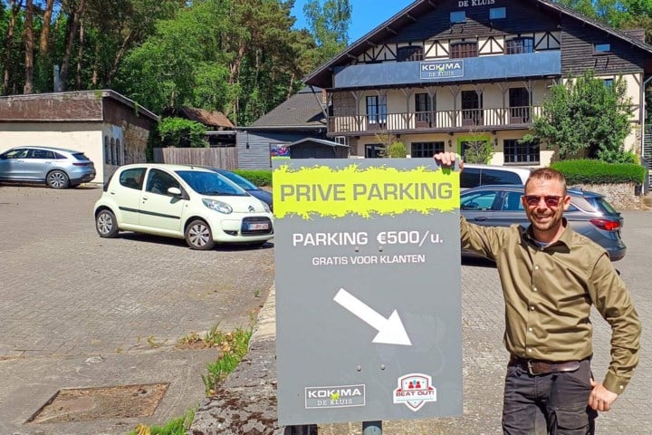 “Parkeren op onze parking? Dat is dan 500 euro per uur”: zaakvoerder Yannick gaat de strijd aan tegen wildparkeerders
