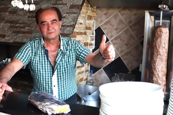 Eerste Turkse restaurant van gemeente gaat na 35 jaar dicht, maar zoon van oprichter zet verhaal verder met foodtruck: “Veel van de klanten werden een beetje familie”