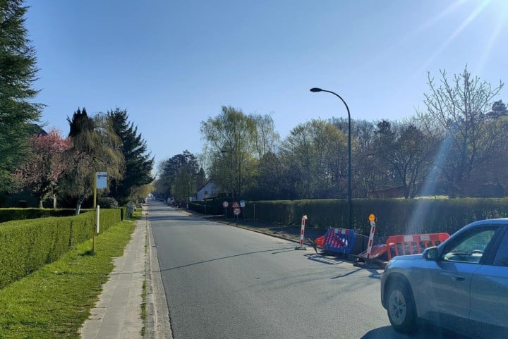 Grote Hutsesteenweg krijgt fietspad, maar wel met opvallende voorwaarde: “Gemeente moet ook voetpad herstellen”