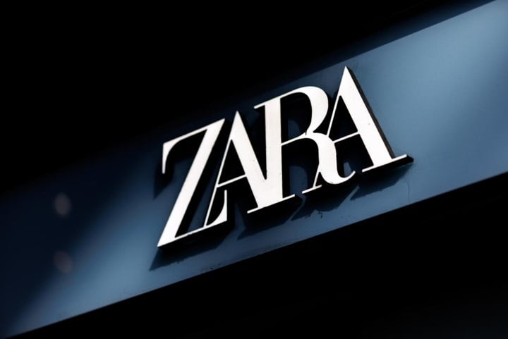 Het heette bijna ‘Zorba’ en begon allemaal met 1 winkeltje: alles wat je moet weten over mode-imperium Zara, dat 50 wordt